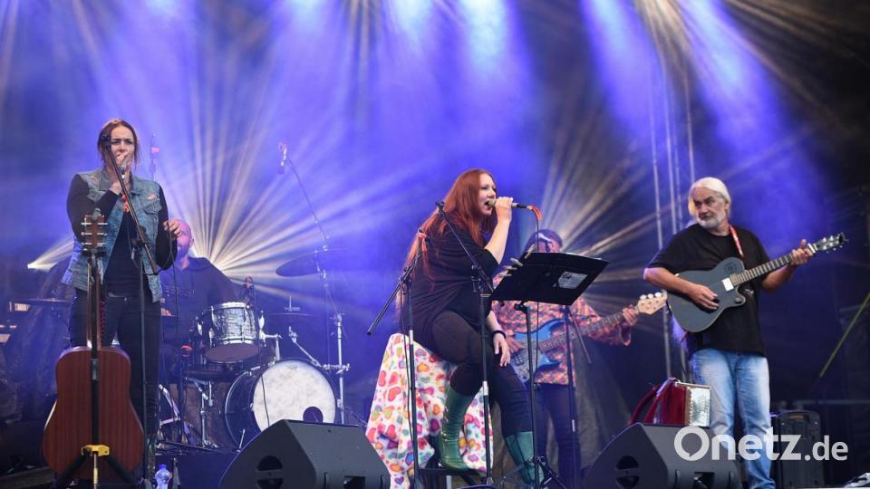 Die Raith-Schwestern bezaubern mit einem atmosphärischen Auftritt und Songs wie „Bladl im Wind“ . Bild: Tobias Schwarzmeier