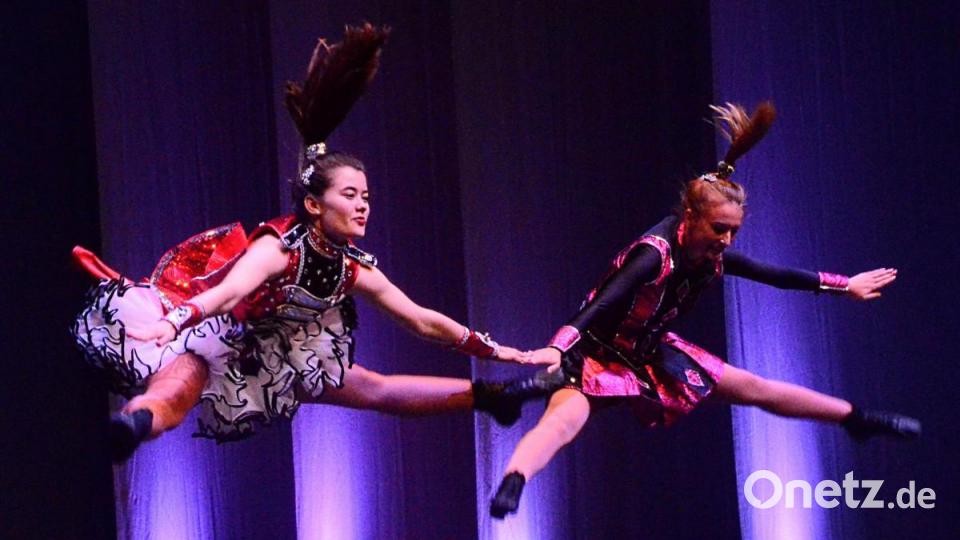 Wie die Springteufel. Die beiden Tanzmariechen des Elly-Heuss-Gymnasiums. Bild: Kunz