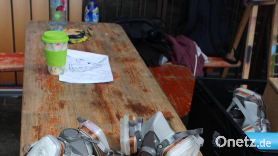 Graffiti-Akademie Inhaber Carlos Lorente hat Atemschutzmasken mitgebracht, die die Jugendlichen beim Sprayen trugen. Bild: Susanne Forster