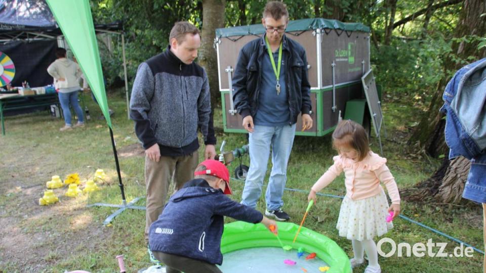 Bei den Dr. Loew Soziale Dienstleistungen durften die Kinder die Angeln auswerfen. Bild: frd