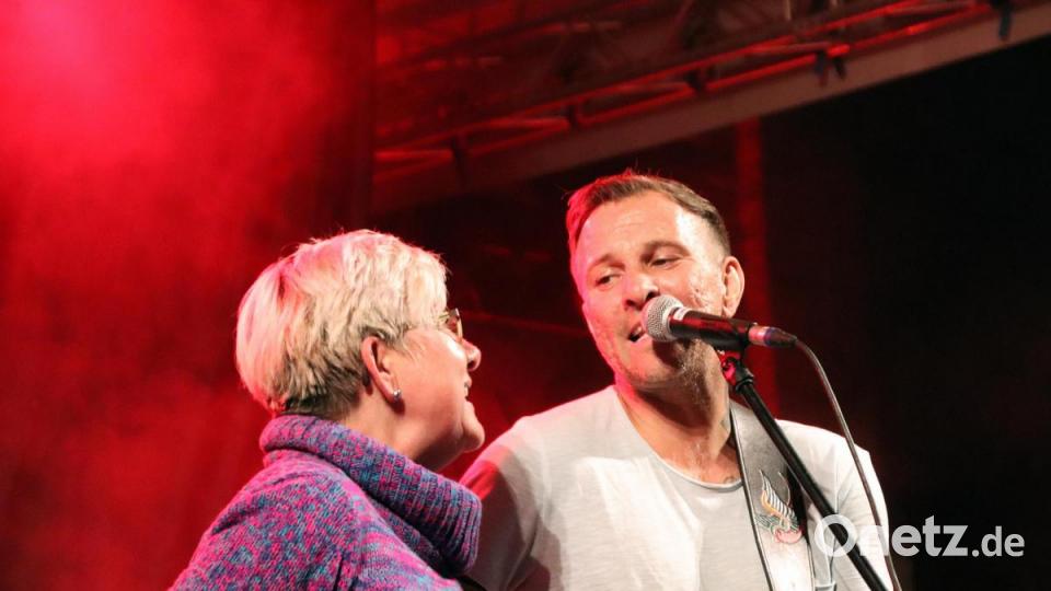 Eine Gesangspartnerin aus dem Publikum unterstützt Dean Barton bei &quot;Mexican Girl&quot;. Bild: jma
