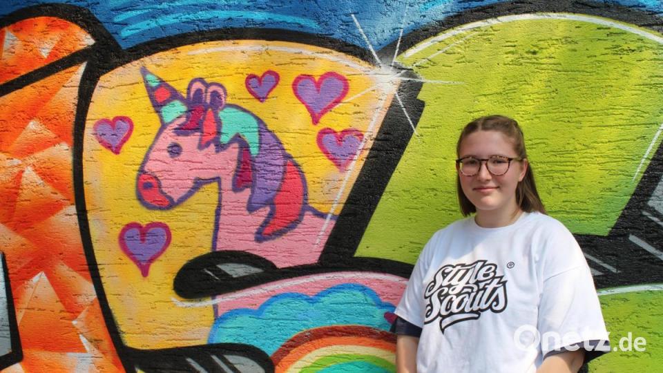 Paula mit ihrem Einhorn im Buchstaben &quot;S&quot;. Bild: Susanne Forster