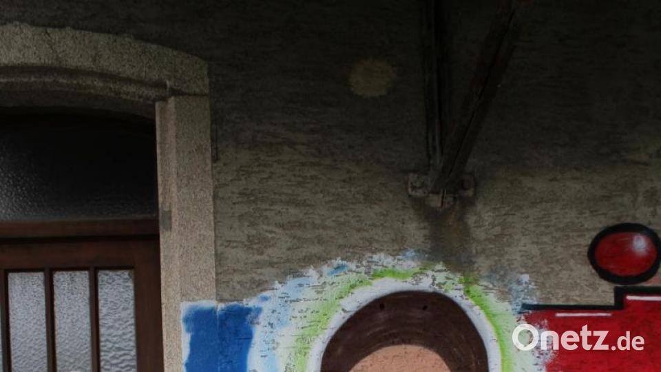 Julia mit ihrem &quot;Mutter-Kind&quot; Kunstwerk. Bild: Susanne Forster