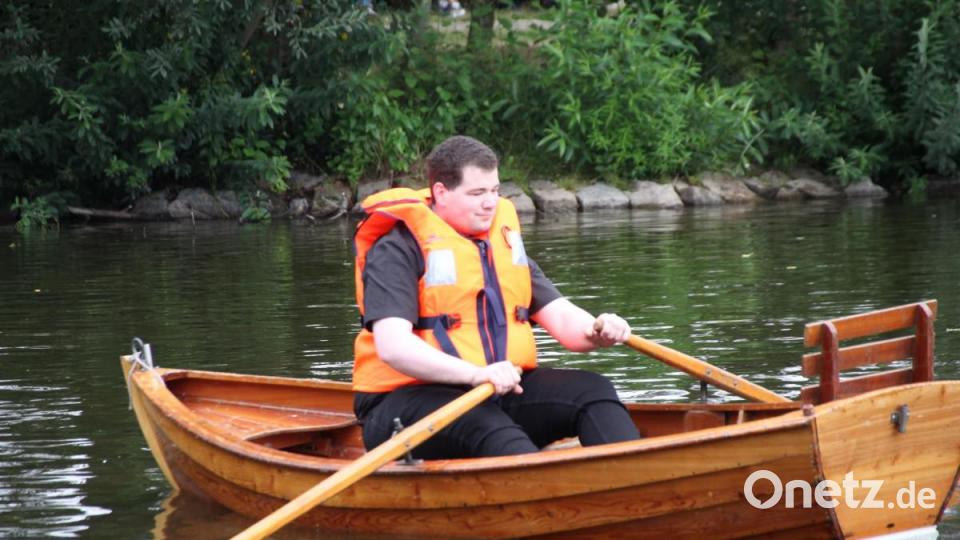 Auch Kaplan Florian Fronhöfer unternahm eine Bootstour auf dem Marktweiher. Bild: frd