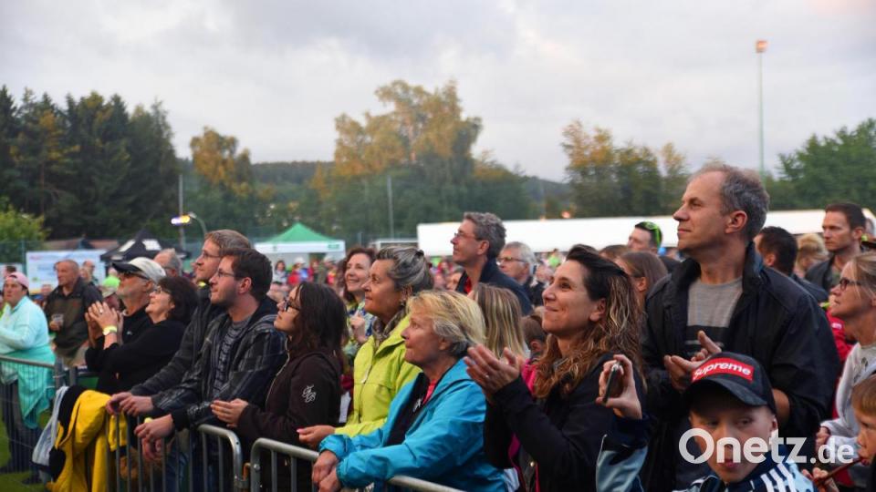 Die Musikfans haben beim nicht gerade sommerlichen, aber immerhin regenfreien 14. Oberpfalzfestival in Tännesberg sichtlich ihren Spaß. Bild: Tobias Schwarzmeier