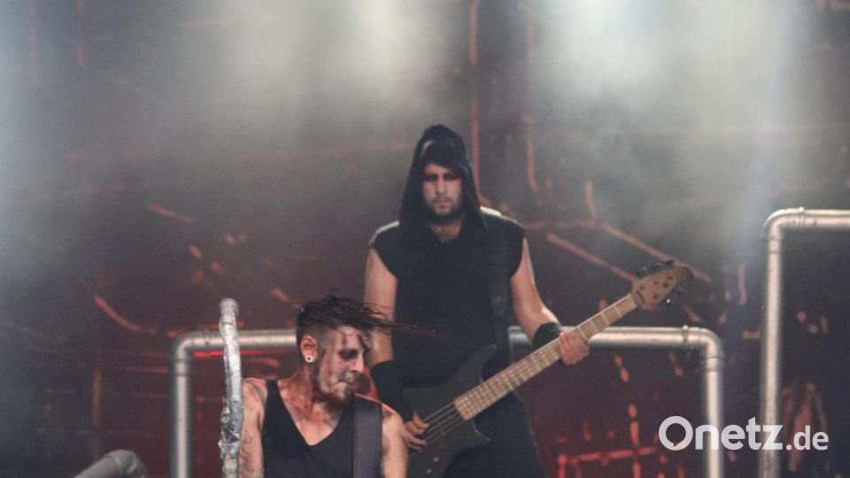 Blut - keine andere Flüssigkeit könnte die Musik von Rammstein, die &quot;Stahlzeit&quot; kongenial auf die Bühne bringt, besser symbolisieren. Bild: mfh