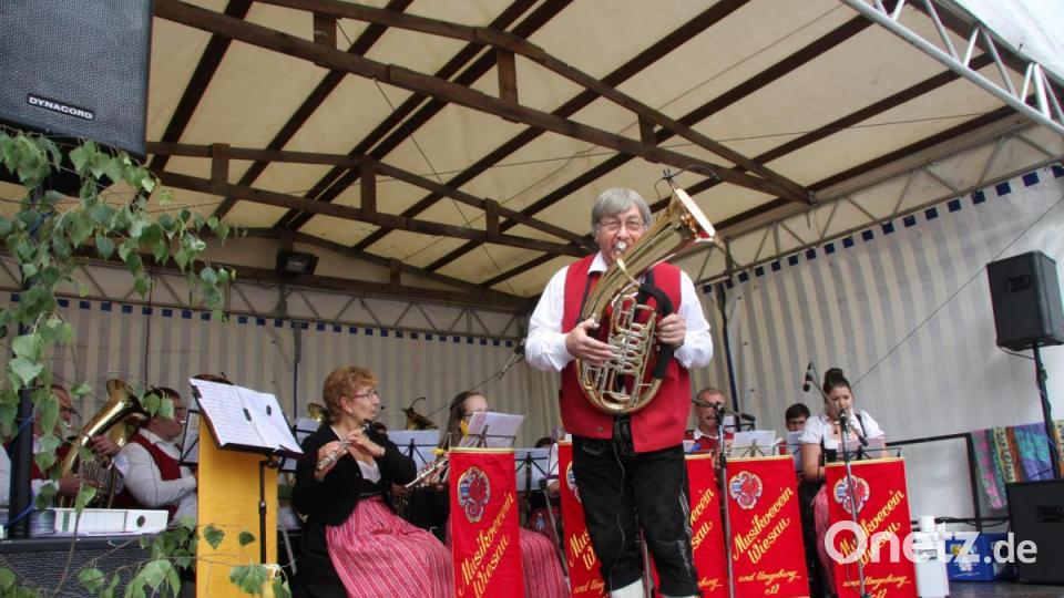 Für die Blasmusik sorgte der Musikverein Wiesau unter der Leitung von Josef Polata, der gerne auch selber zum Instrument greift. Bild: wro