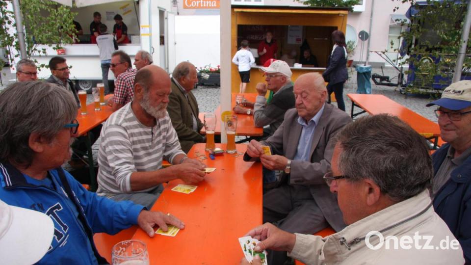 Spontan bildete sich beim Frühschoppen eine Schafkopfrunde. Bild: wro