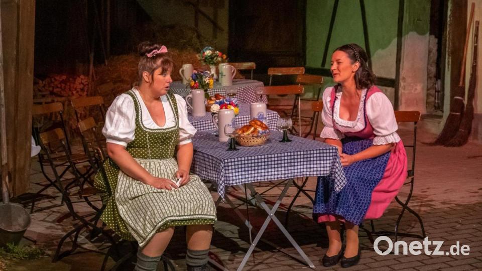 Jedes Töpfchen find sein Deckelchen... Die jüngere Schwester Liesl versucht, der kratzbürstigen Susi Trost zu spenden. Bild: chl
