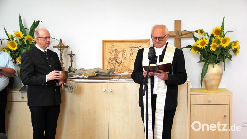 Domdekan Prälat Johann Neumüller spricht die Segensgebete für das Pfarrheim. Pfarrer Herbert Rösl (links) rückte hier freiwillig in die Position des Ministranten. Bild: boj