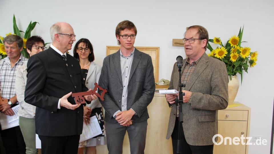 Ein besonderer Moment: Die symbolische Schlüsselübergabe durch Architekt Josef Schönberger (rechts) und seinem Sohn Korbinian an Pfarrer Herbert Rösl. Bild: boj