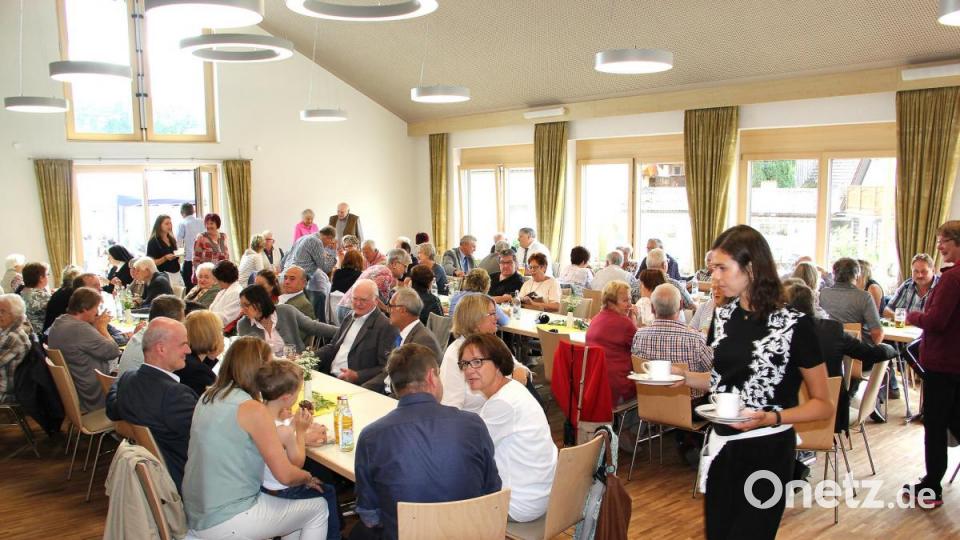 Bei Kaffee und einer vielfältigen Auswahl an Kuchen waren auch am Nachmittag Saal und Zelt sehr gut besetzt. Bild: boj