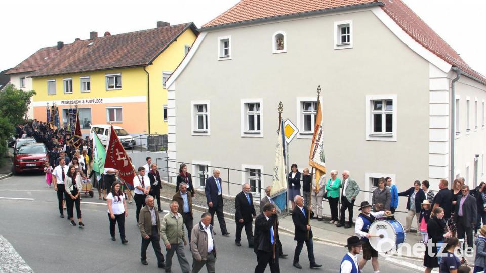 Mit der Sanierung des neuen Pfarrheims (Mitte) hat Niedermurach ein Schmuckstück im Ortskern erhalten. Der Marsch nach dem Festgottesdienst führte die kirchlichen und weltlichen Vereine zu diesem neuen Begegnungsort. Bild: boj