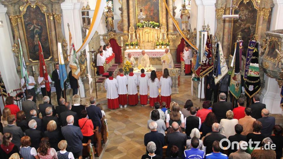 Festgottesdienst vor der Pfarrheimsegnung mit den Ehrengästen sowie den kirchlichen und weltlichen Vereinen der Gemeinde. Bild: boj