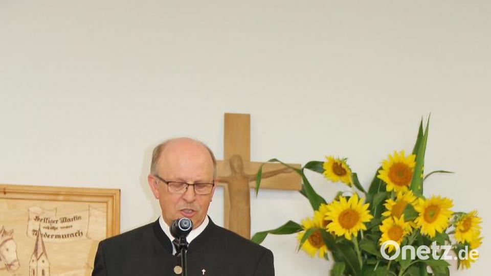 Als Hausherr begrüßte Pfarrer Herbert Rösl die Gäste und vermittelte ihnen den schwierigen Weg bis zum erreichten Ziel. Bild: boj