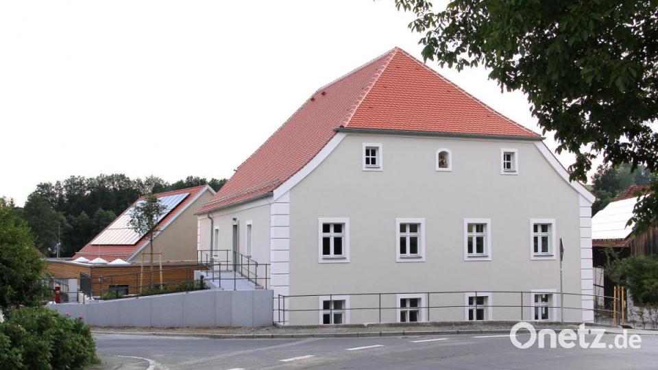 Das gefällige Aussehen des neuen Pfarrheims ist eine echte Bereicherung für das Ortsbild von Niedermurach. Das Gebäude besitzt ein Ausstrahlung, die viel Bewunderung hervorruft. Bild: boj