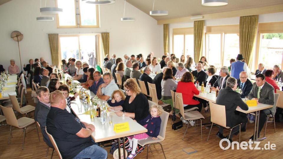 Bis auf den letzten Platz gefüllt waren der Pfarrsaal mit Ehrengästen sowie Vertretern der Pfarreiengemeinschaft, der Schule, des Kindergartens und der hier tätig gewesenen Handwerksbetriebe. Ebenso vollbelegt war das Zelt im Anschluss an den Pfarrsaal mit Vereinen und sonstigen Gästen. Die Ansprachen wurden auch nach hier übertragen. Bild: boj