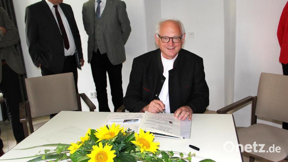 Domdekan Prälat Johann Neumüller trägt sich in das Goldene Buch der Gemeinde ein. Bild: boj