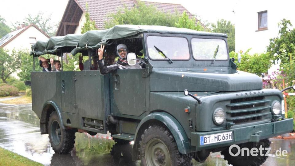 Ein Inder und viele Kinder in einem Hanomag aus Bayreuth. Bild: hcz