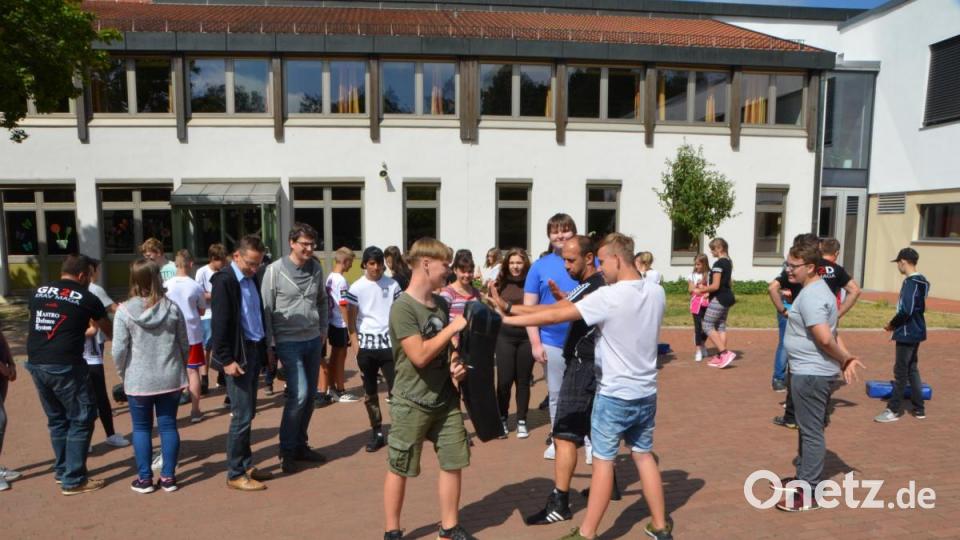 Polizeibeamter Nik Landstorfer aus Wiesau vom Verein Get Ready 2 Deefend lehrt den Fünft- bis Siebtklässlern in der Pfalzgraf-Friedrich-Mittelschule Selbstverteidigung, um sich im Ernstfall in einem Streit behaupten zu können oder wie man grundsätzlich präventiv Ärger aus dem Weg geht. Bild: dob