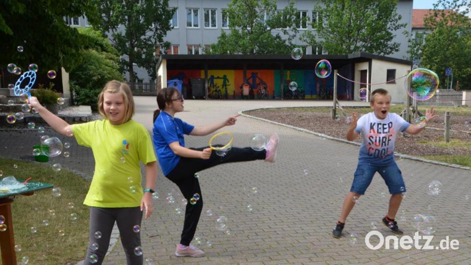 Seifenblasen machen auch Grundschulkindern riesig Spaß. Bild: dob