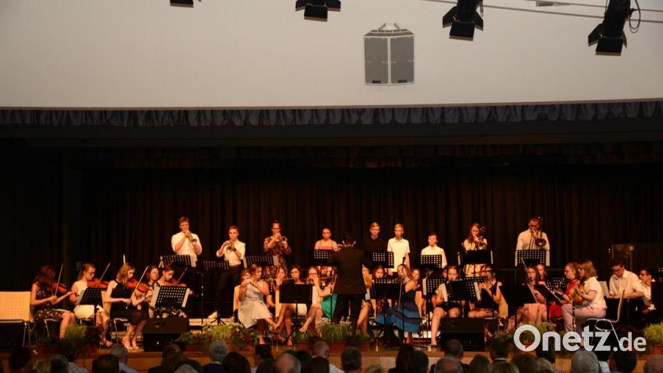 Das Orchester und die Bigband eröffnen exzellent mit dem Walzer Nr. 2, vielen der Besucher auch von Andre Rieu bekannt, den zweiten Teil des Konzertes. Bild: bey