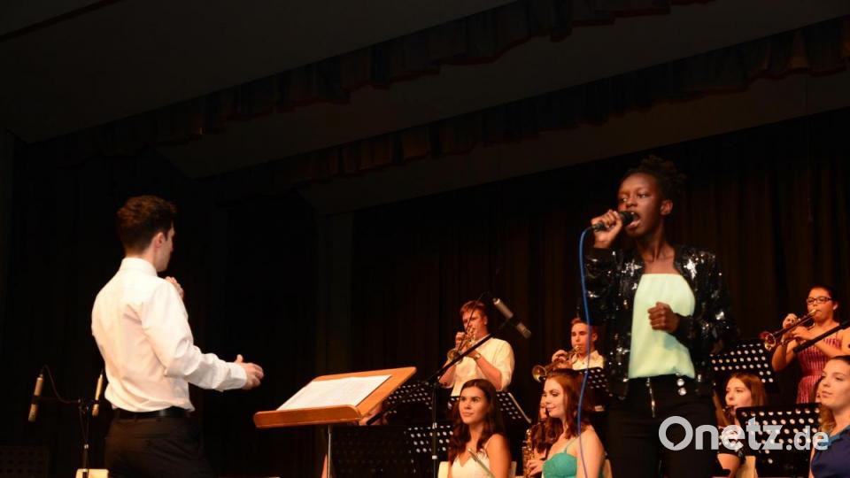 Beim Auftritt der Bigband singt Elisabeth-Olivia Ulrich "I´am so excited". Bild: bey