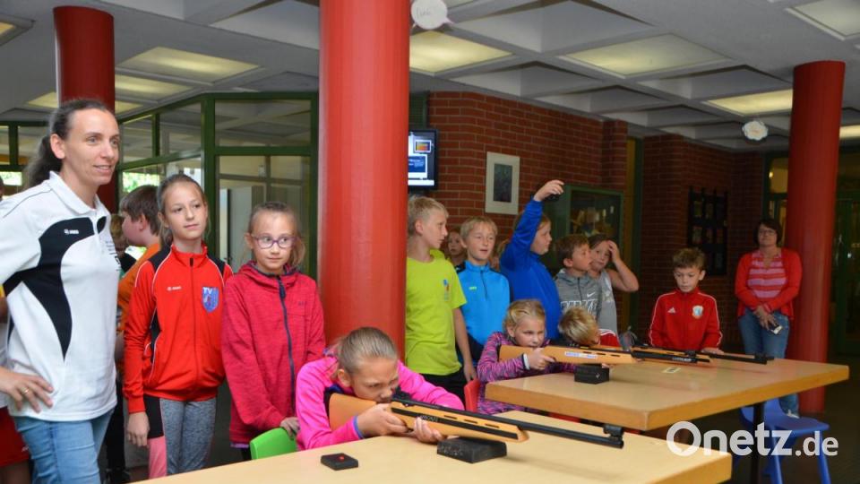 Mit dem Lasergewehr zu zielen ist gar nicht so einfach. Die Roggensteiner Schützen zeigen wie es geht. Bild: dob