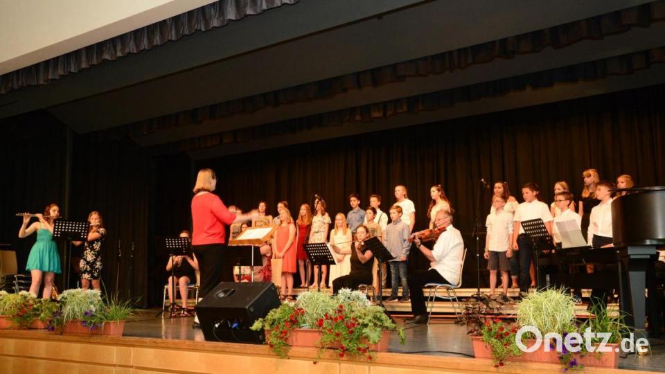 "Singen macht Spaß" singt der Unterstufenchor unter Leitung von Marina Gmeiner mit instrumenaler Unterstützung aus der Lehrerschaft. Beim musikalischen Ausflug zum "König der Löwen" kommen instrumental noch zwei Schülerinnen dazu. Bild: bey