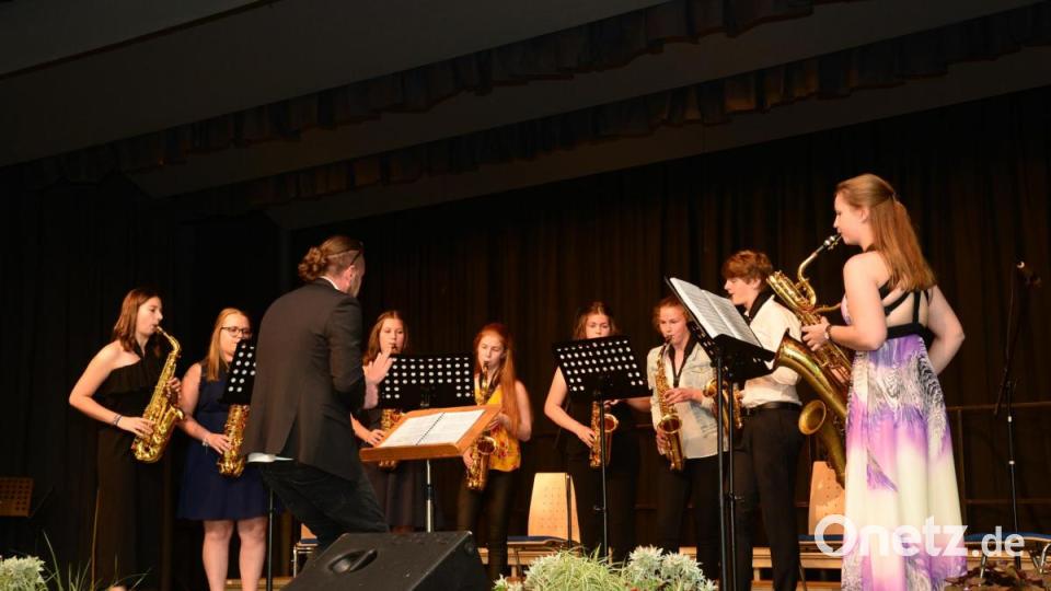 Das Saxophonensemble unter Leitung von Markus König eröffnet das Sommerkonzert des Gymnasiums Neustadt/WN. Bild: bey