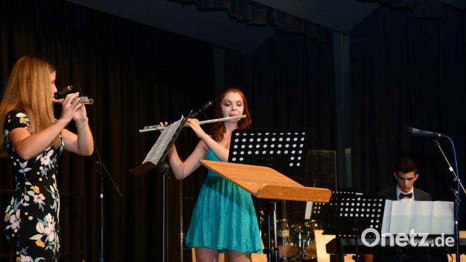 Beim Auftritt des Flötenensembles mit Lena Hagn und Viktoria Neumann (von links) sitzt Mitmoderator Markus Mathy (rechts) am Klavier. Bild: bey