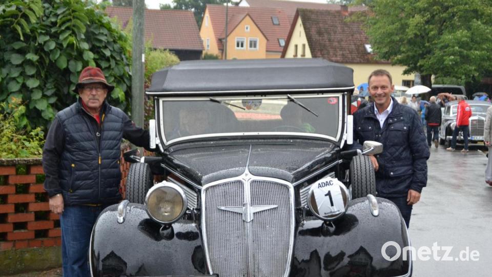 OB-Fahrer Wolfgang Bergmann und Bürgermeister Jens Meyer vor dem &quot;Adler&quot; der Stadt. Sie fuhren als Spitzenfahrzeug dem Korso voran. Bild: hcz