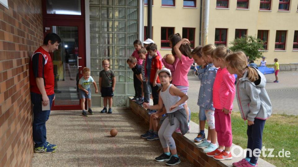 Der passionierte Rot-Weiß-Kegler Norbert Puff (links) möchte Kindern den Kegelsport näher bringen. Bild: dob