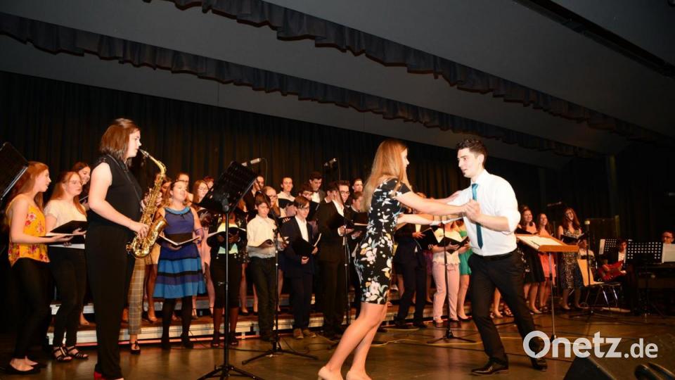 Beim Musical "Mamma Mia" verlässt Dirigent Wolfgang Gleixner das Pult und wagt eine tänzerische Einlage mit Sängerin Lena Hagn. Bild: bey