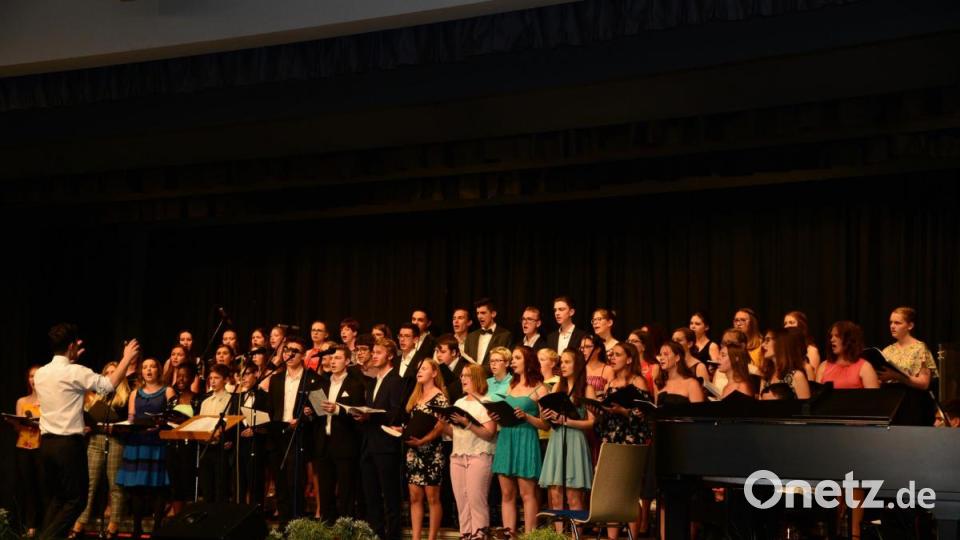 Mit einem Medley aus dem Musical "Mamma Mia" endete das begeistert aufgenommene Sommerkonzert des Gymnasiums Neustadt/WN in der Stadthalle. Bild: bey