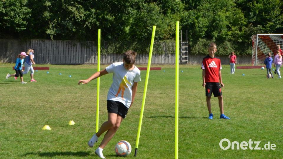 Fußballclubs begeistern die Schüler mit Slalom- und Dribbel-Ausdauertrainings. Bild: dob