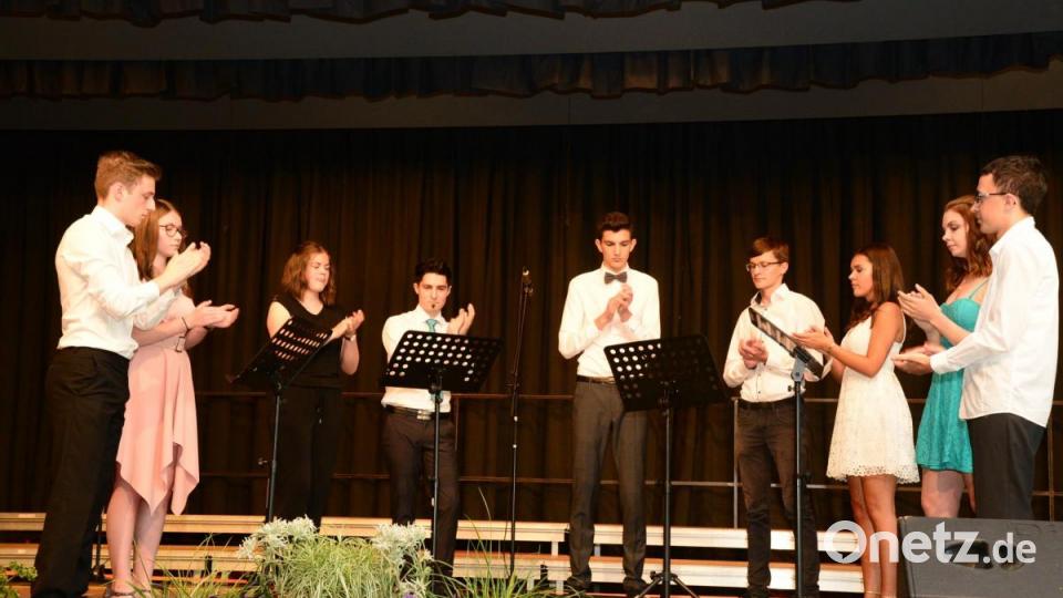 Wie eine Melodie richtig und rhythmisch "geklatscht" wird, zeigen "Die Epiclaptiker" der Q11 gemeinsam mit dem Leiter der Gruppe, Wolfgang Gleixner (Vierter von links). Bild: bey