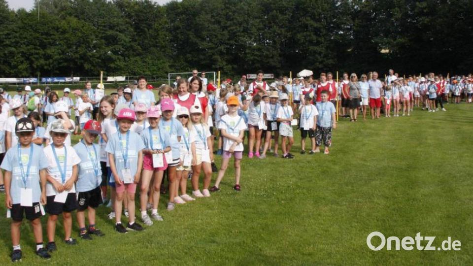 220 Buben und Mädchen nahmen an den Aktionstagen der Grundschulen Wiesau, Falkenberg und Friedenfels teil. Den Auftakt bildete eine Trainingseinheit im Sportzentrum Wiesau. Bild: wro
