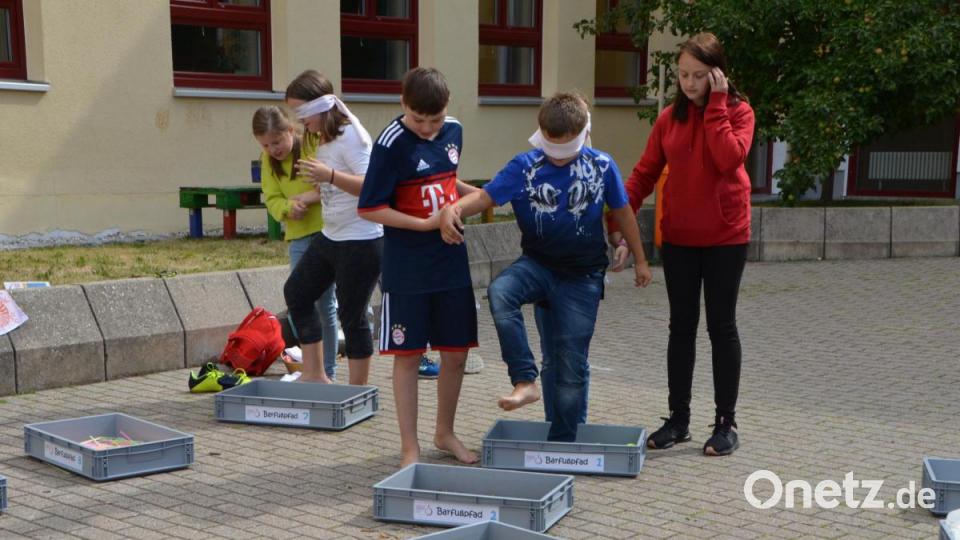 Blind geht es über den Barfußpfad. Bild: dob
