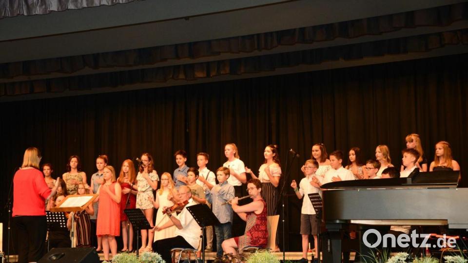 "Singen macht Spaß" singt der Unterstufenchor unter Leitung von Marina Gmeiner mit instrumentaler Unterstützung aus der Lehrerschaft. Bild: bey