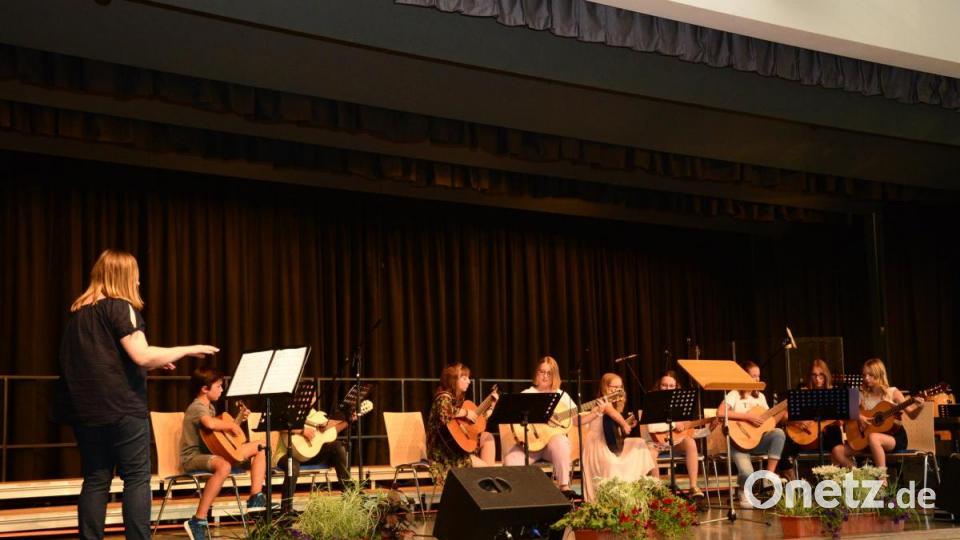 Den Einstieg in die Ferien serviert mit dem Stück "School´s out", sozusagen die "Schule ist Geschichte" das Gitarrenensemble unter Leitung von Melanie Häckel. Bild: bey