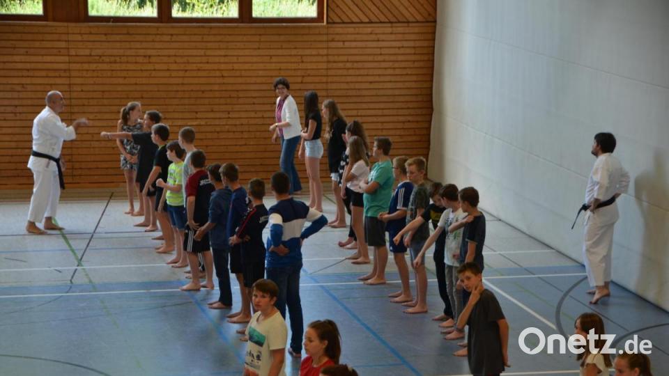 Die ersten Karate-Übungen. Bild: dob
