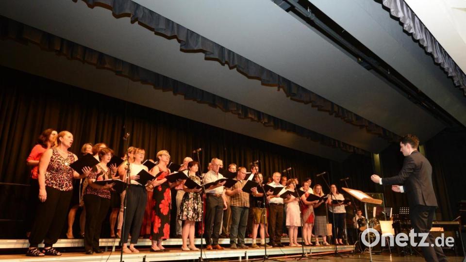 Eine echte Premiere an diesem Abend: Der "Eltern-Lehrer-Ehemaligen-Chor" unter Leitung von Wolfgang Gleixner hat für seinen Auftritt drei Lieder einstudiert, perfekt, wie die Besucher in der vollbesetzten Stadthalle übereinstimmend meinen. Bild: bey