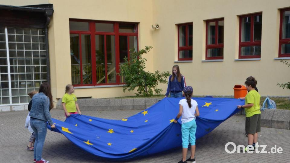 Bei der Evangelischen Jugend im Grundschulpausenhof setzen sich die Schüler spielerisch mit dem Thema Europa auseinander. Bild: dob