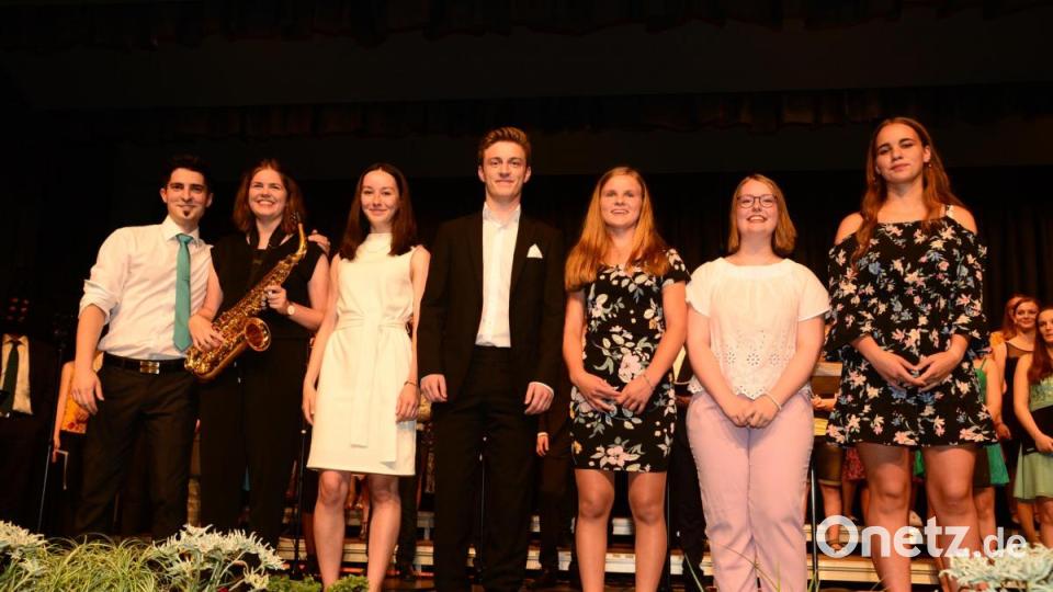 Wolfgang Gleixner (links) hat die musikalische Gesamtleitung des Konzertes. Im Musical "Mamma Mia" glänzen als Solisten Paula Meiler (Saxophon, auch gemeinsam mit Markus Mathy als Moderatorin), Hannah Schieder, Linus Schulz, Lena Hagn, Sophia Schieder und Pia Bildl (alle Gesang). Bild: bey