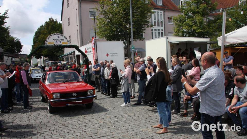 Oldtimerausfahrt des ADAC/MSC beim Bürgerfest 2019 in Wiesau. Bild: wro