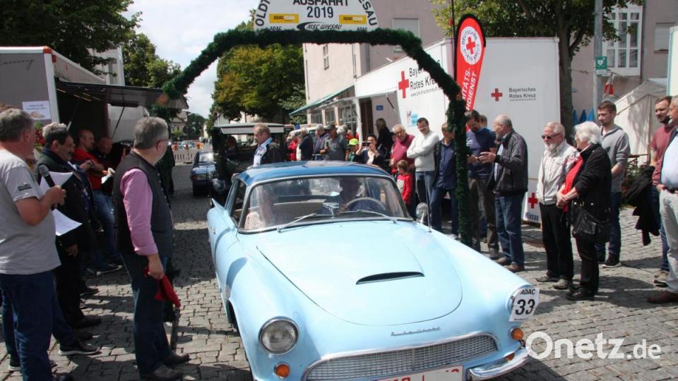 Oldtimerausfahrt des ADAC/MSC beim Bürgerfest 2019 in Wiesau. Bild: wro