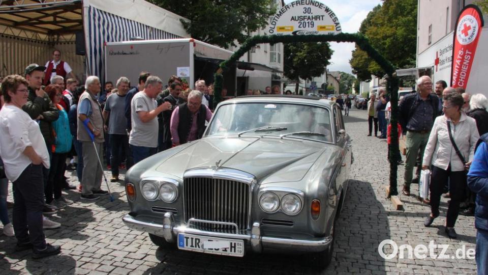 Am Steuer des 50 Jahre jungen Bentley mit einem Hubraum von 6,7 Liter und 205 PS saß Sepp Schuller. Als Beifahrerin assistierte Sabine Saller, die das Bürgerfest mitorganisiert hatte. Bild: wro