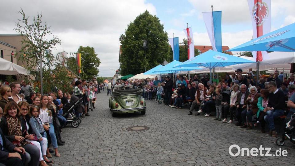 Die Fahrzeuge – hier Alexander Schönberger mit einem VW-Käfer (Baujahr 1967) – mussten erst ein Spalier passieren, bevor sie ins Land der 1000 Teiche entlassen wurden. Bild: wro