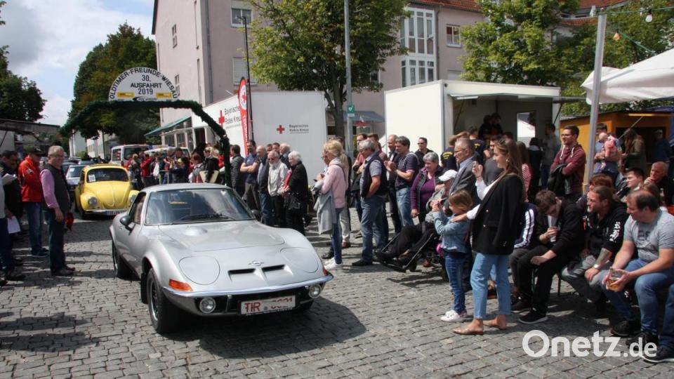 Oldtimerausfahrt des ADAC/MSC beim Bürgerfest 2019 in Wiesau. Bild: wro
